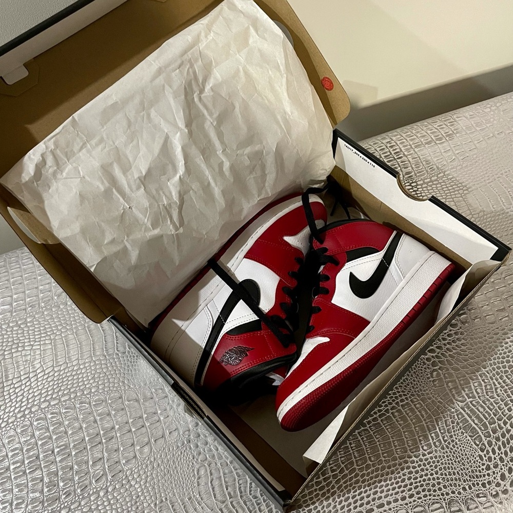 Air Jordan 1 Mid GS “Chicago 2020” Sneaker